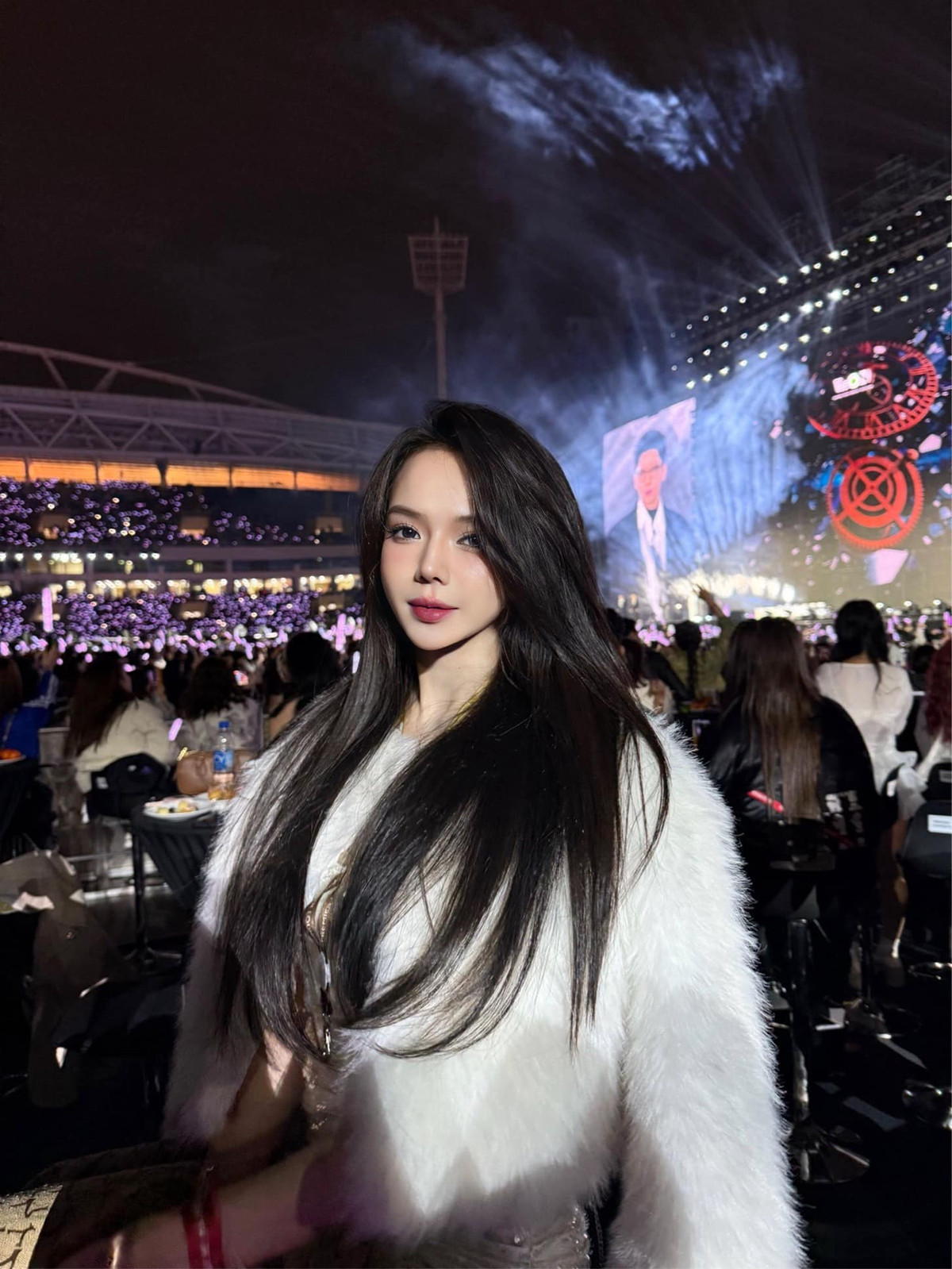 Ở phần bình luận bài viết, Quỳnh Trang nhận về rất nhiều lời ngợi khen, xuýt xoa về nhan sắc: "Cô nào mà slay thế nhỉ", "xinh quá, mê quá", "không lạnh à chị yêu ơi, nhưng mà slay lắm nhé".