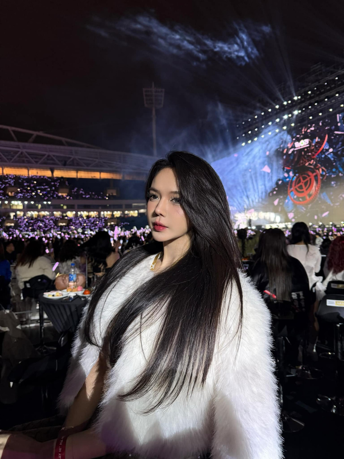 Trong những bức ảnh được đăng tải, có thể nhận ra cô nàng ngồi ở khu vực VIP, khá gần với sân khấu nên có những bức hình check-in cực kỳ ấn tượng.