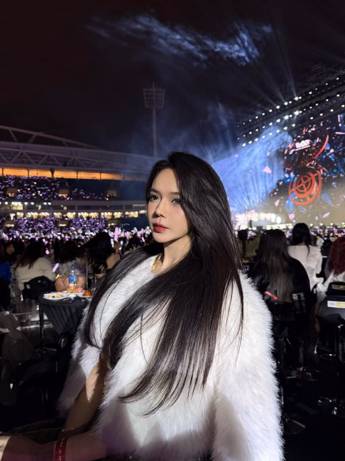 Trong những bức ảnh được đăng tải, có thể nhận ra cô nàng ngồi ở khu vực VIP, khá gần với sân khấu nên có những bức hình check-in cực kỳ ấn tượng.