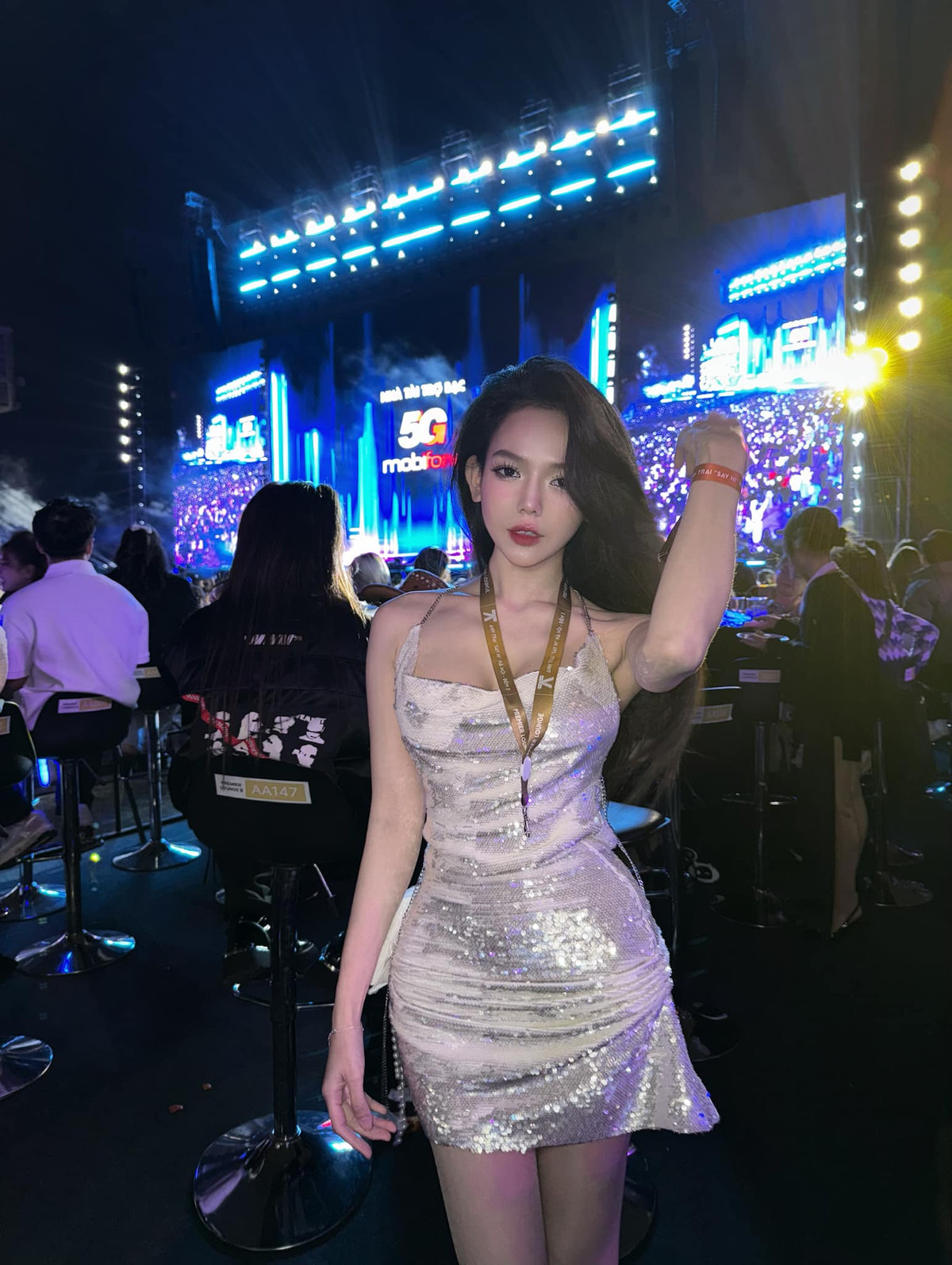 Diện chiếc váy hai dây ôm sát, cô nàng Phạm Quỳnh Trang vô cùng nổi bật khi tham gia concert. Mặc dù tối hôm đó thời tiết có mưa phùn nhẹ và khá lạnh, nhưng với tinh thần "cháy hết mình", Quỳnh Trang đã không ngại lên đồ thật đẹp để check-in.