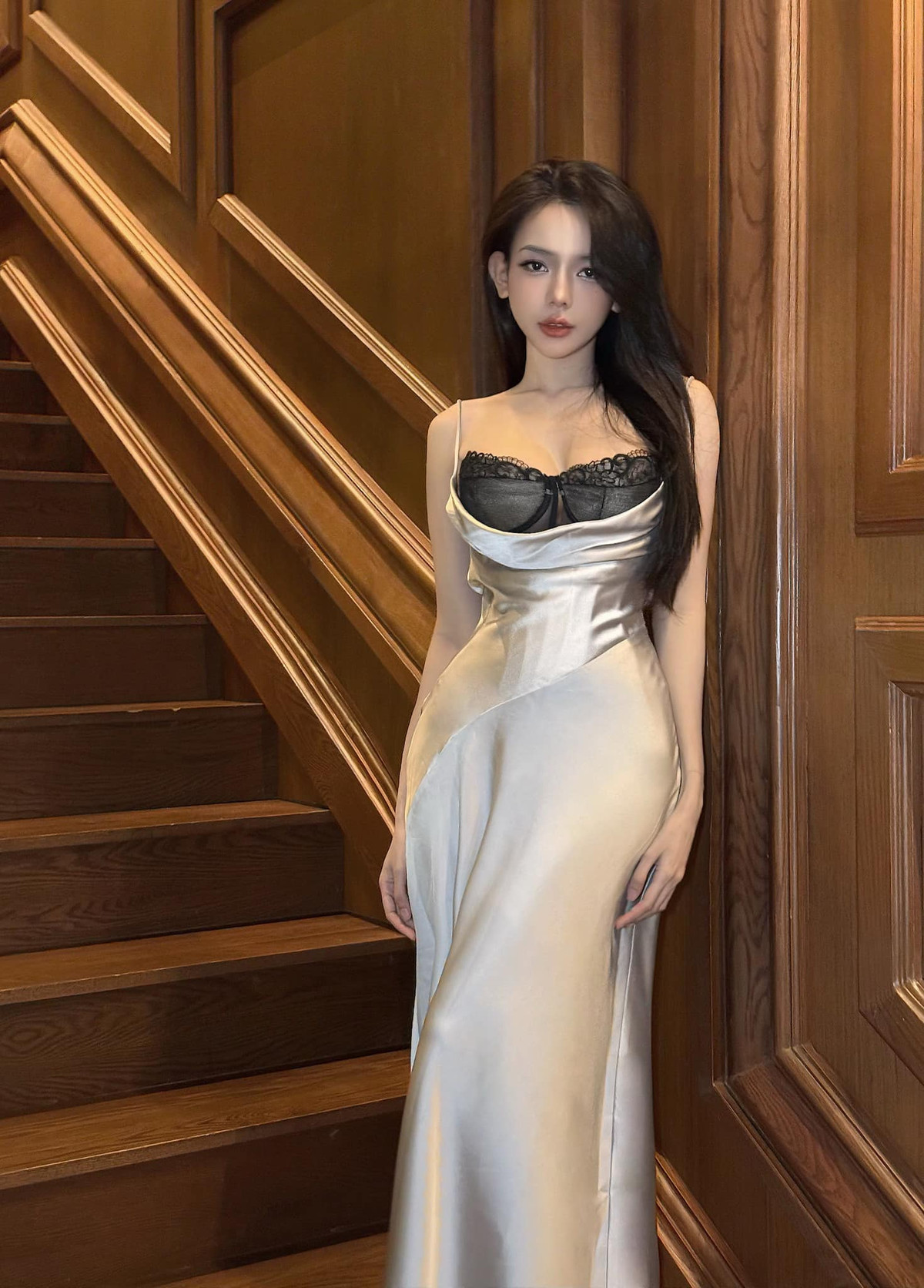 Phạm Quỳnh Trang sinh năm 1996, đến từ Nghệ An, cô nàng từng nổi đình nổi đám trên mạng xã hội nhờ một tấm ảnh chụp vô tình ghi lại khoảnh khắc nghỉ giải lao lúc học thể dục.