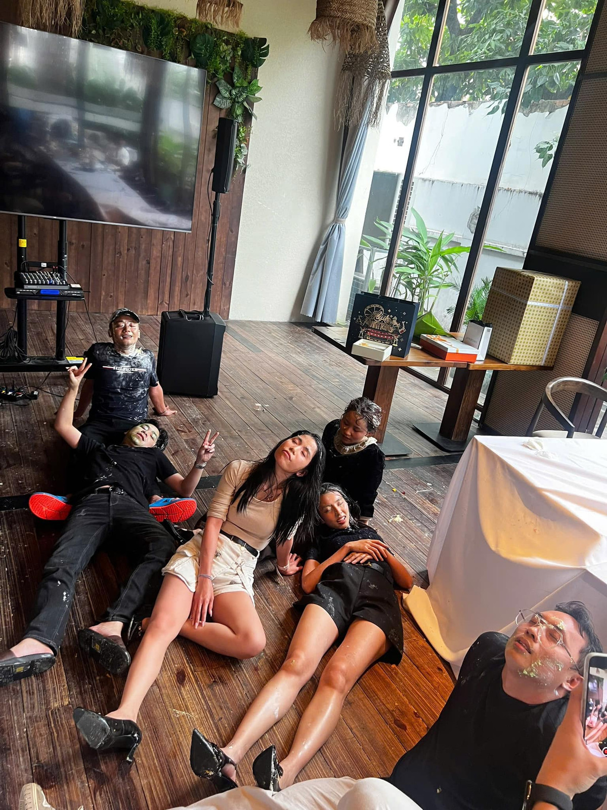 Theo đó, không xuất hiện với vẻ đẹp lộng lẫy quen thuộc, Thùy Tiên cùng team châu Phi và những người thân thiết với Quang Linh xõa hết mình, ai nấy đều bị "nhuốm màu" bởi bánh kem.