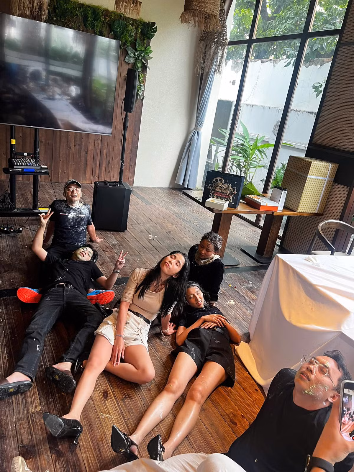 Theo đó, không xuất hiện với vẻ đẹp lộng lẫy quen thuộc, Thùy Tiên cùng team châu Phi và những người thân thiết với Quang Linh xõa hết mình, ai nấy đều bị "nhuốm màu" bởi bánh kem.