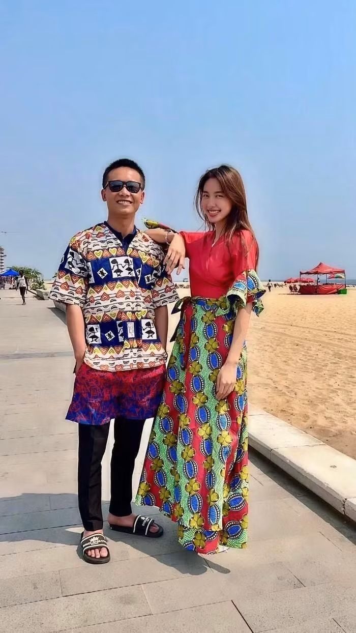 Trong nhiều tấm hình chụp chung, nhiều người nhận thấy sự thân thiết giữa Thùy Tiên và Quang Linh. Cô nàng không cần phải giữ kẽ, giữ hình ảnh mà tương tác vô cùng thoải mái. (Ảnh: Facebook Quang Linh Vlogs)