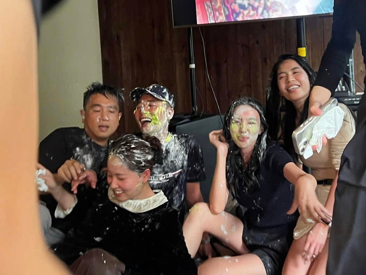 Loạt ảnh nhanh chóng nhận được lượng tương tác lớn từ người hâm mộ, ai nấy đều bày tỏ sự thích thú trước sự lầy lội của cả hội.