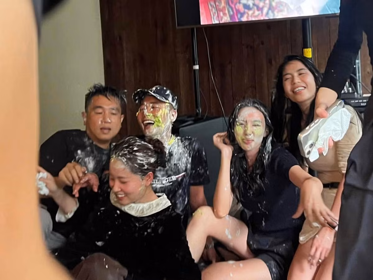 Loạt ảnh nhanh chóng nhận được lượng tương tác lớn từ người hâm mộ, ai nấy đều bày tỏ sự thích thú trước sự lầy lội của cả hội.