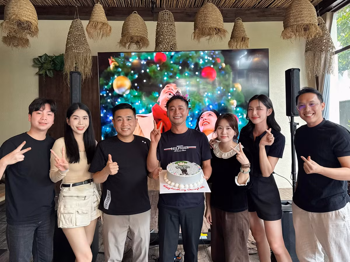 Hình ảnh lầy lội khác hẳn với vẻ ngoài chỉn chu trước khi bữa tiệc diễn ra.