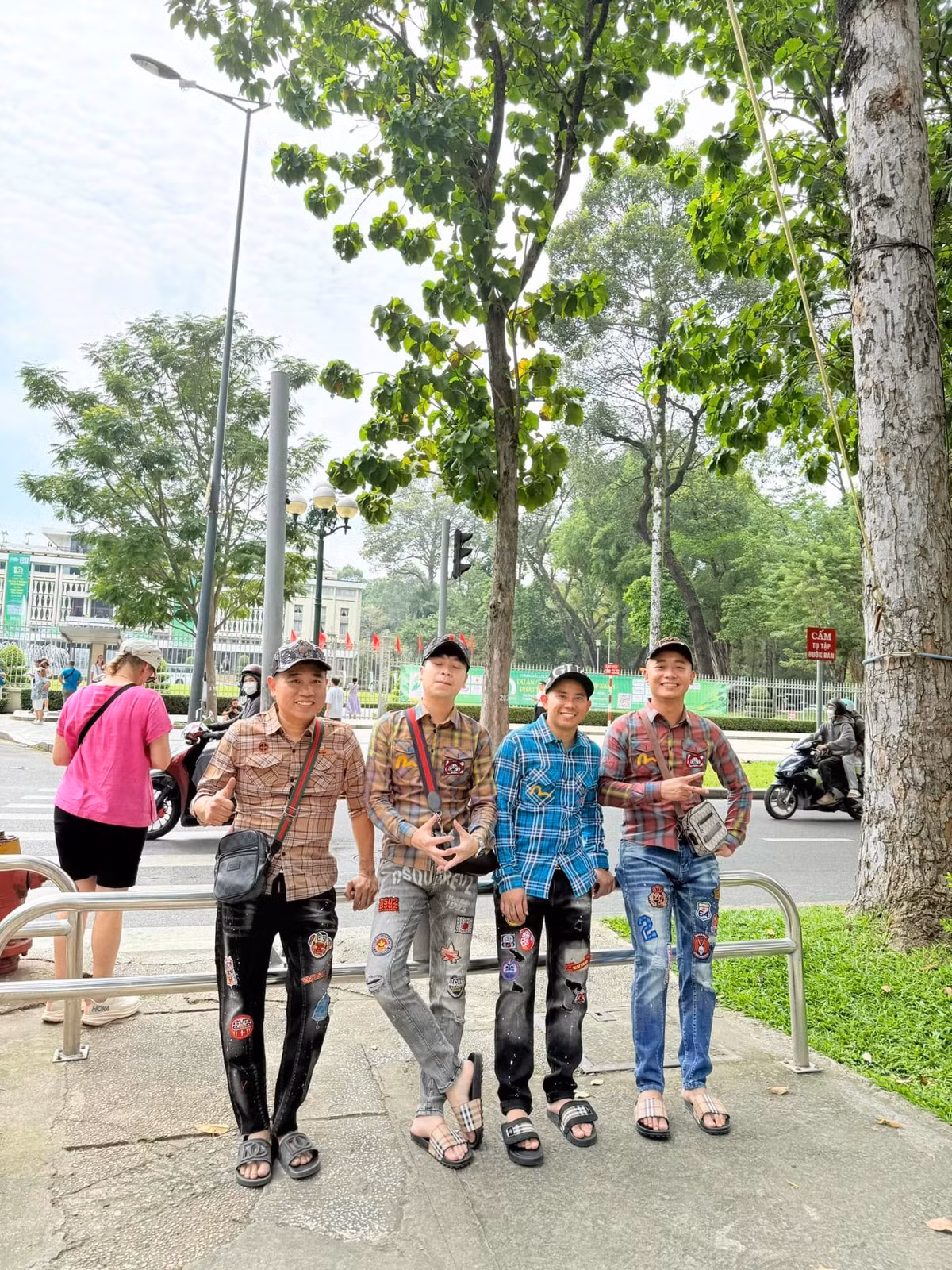 Tháng 7/2022, Hoa hậu Hoà bình Quốc tế 2021 Nguyễn Thúc Thuỳ Tiên có chuyến công tác trao công trình xây giếng nước sạch cho người dân ở Bản zamba, Bailundo, Huambo, Angola. Cũng từ đó, mối quan hệ của cả hai thường được netizen đồn đoán, Thùy Tiên đã không ít lần phải lên tiếng khẳng định giữa cô và Quang Linh chỉ là bạn bè.