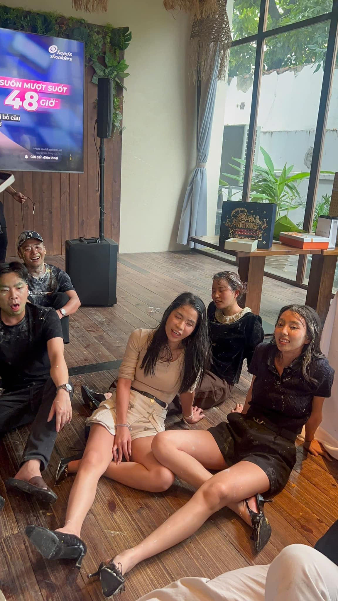 Trong khung hình, Thùy Tiên, Hằng Du Mục, chị gái của Quang Linh ngồi cạnh nhau mệt mỏi sau một hồi quẩy cực sung.