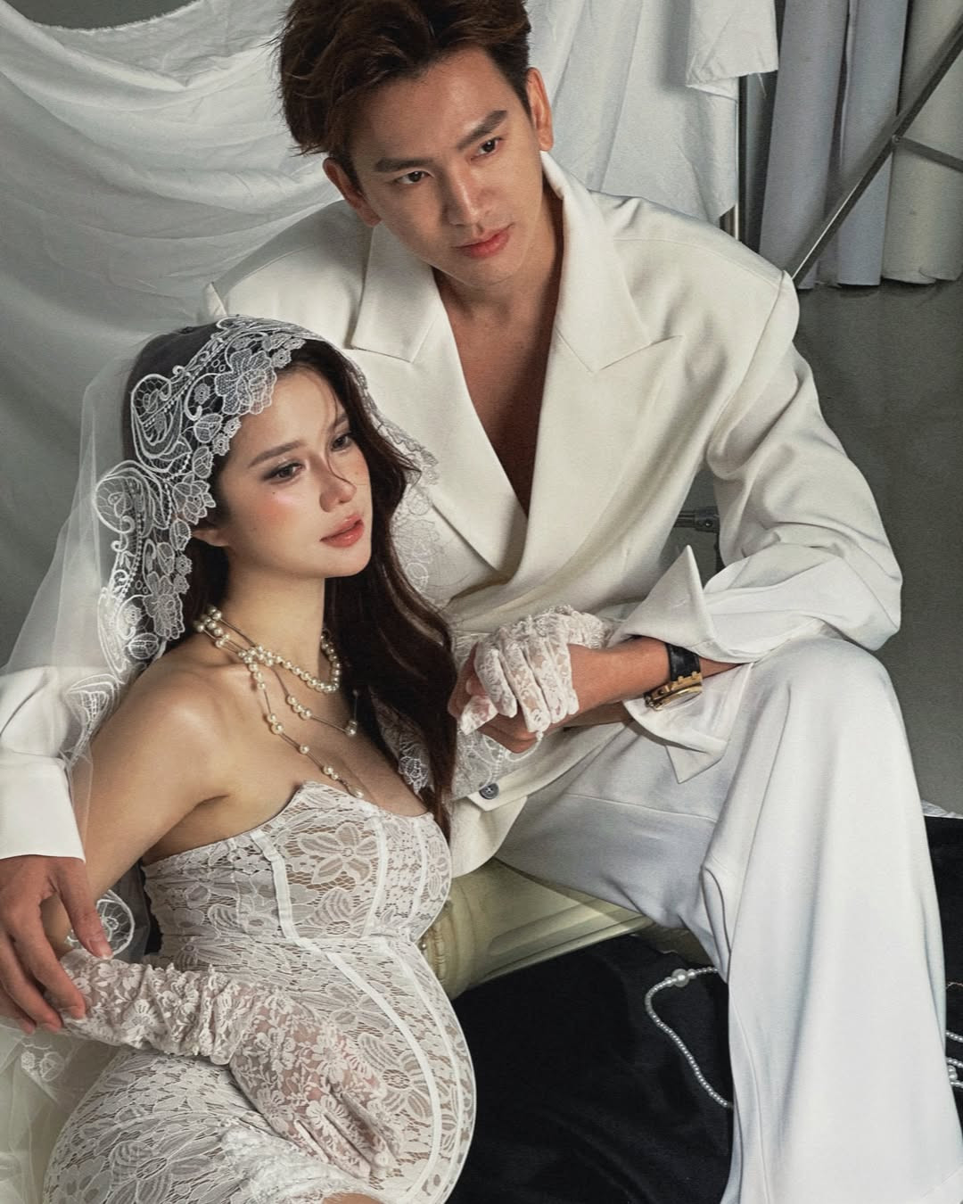 Trong thời kỳ mang thai, Cherry cũng liên tục cập nhật hình ảnh và chia sẻ các bí quyết chăm sóc sắc đẹp trong gia đoạn này. Dân mạng ghen tỵ khi dù mang bầu đến những tháng cuối, hot girl Malaysia vẫn có dáng người thon thả, nuột nà.