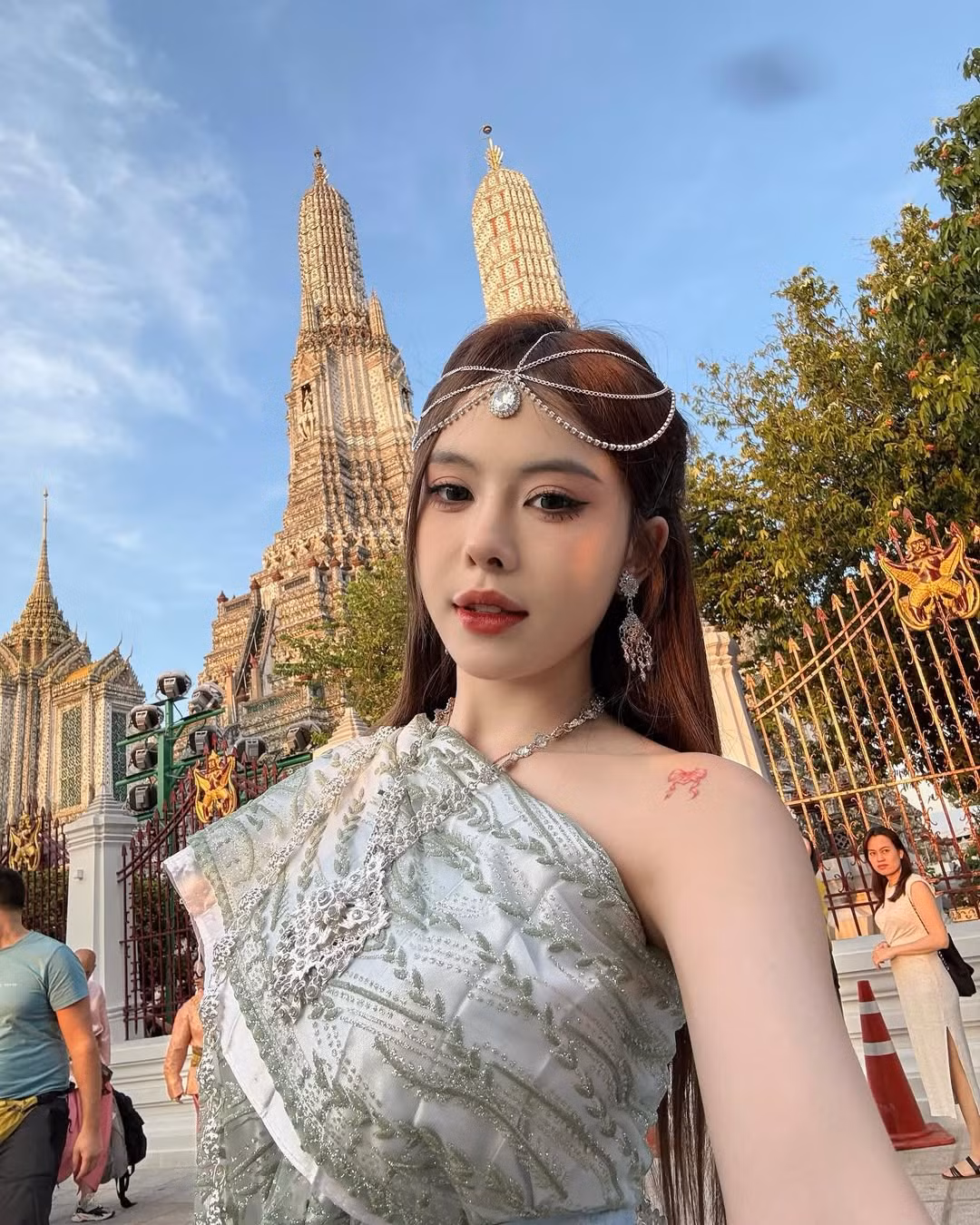 Trong chuyến đi Thái Lan lần này, cô nàng cũng không quên mặc trang phục truyền thống của xứ Chùa Vàng.