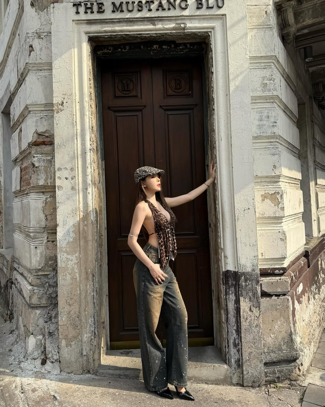 Ở góc chụp nghiêng, nàng Tiktoker khoe vòng 1 tròn đầy lấp ló khiến fan không thể rời mắt.