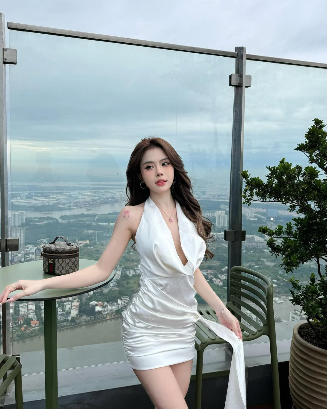 Trong những hình ảnh khác được đăng tải lên trang cá nhân, Ngân Hà mạnh dạn chinh phục các trang phục hở bạo, khoe triệt để đường cong, đặc biệt là thềm ngực hấp dẫn.