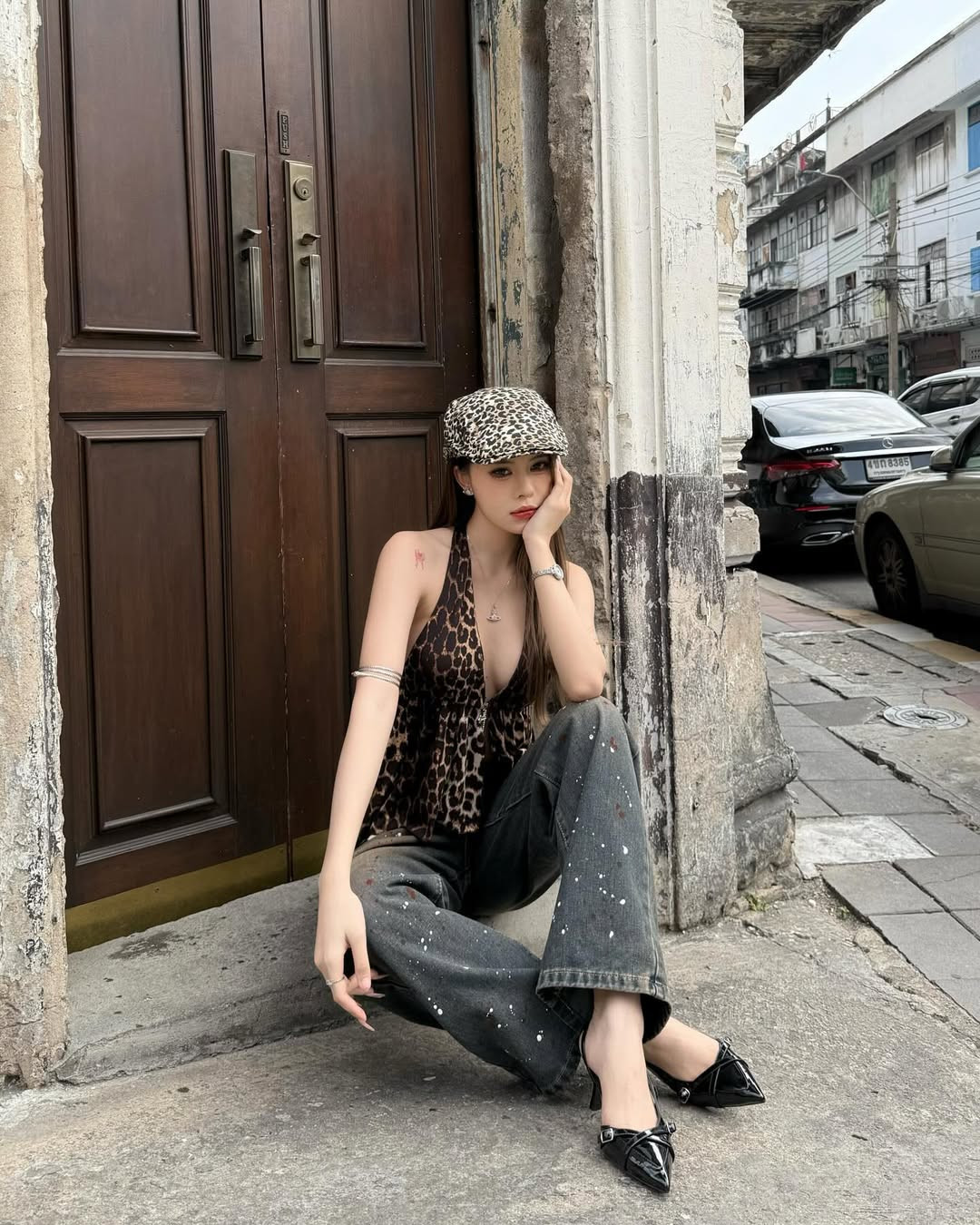 Dù chỉ tạo dáng bên một góc đường, Ngân Hà vẫn toát lên thần thái high fashion.