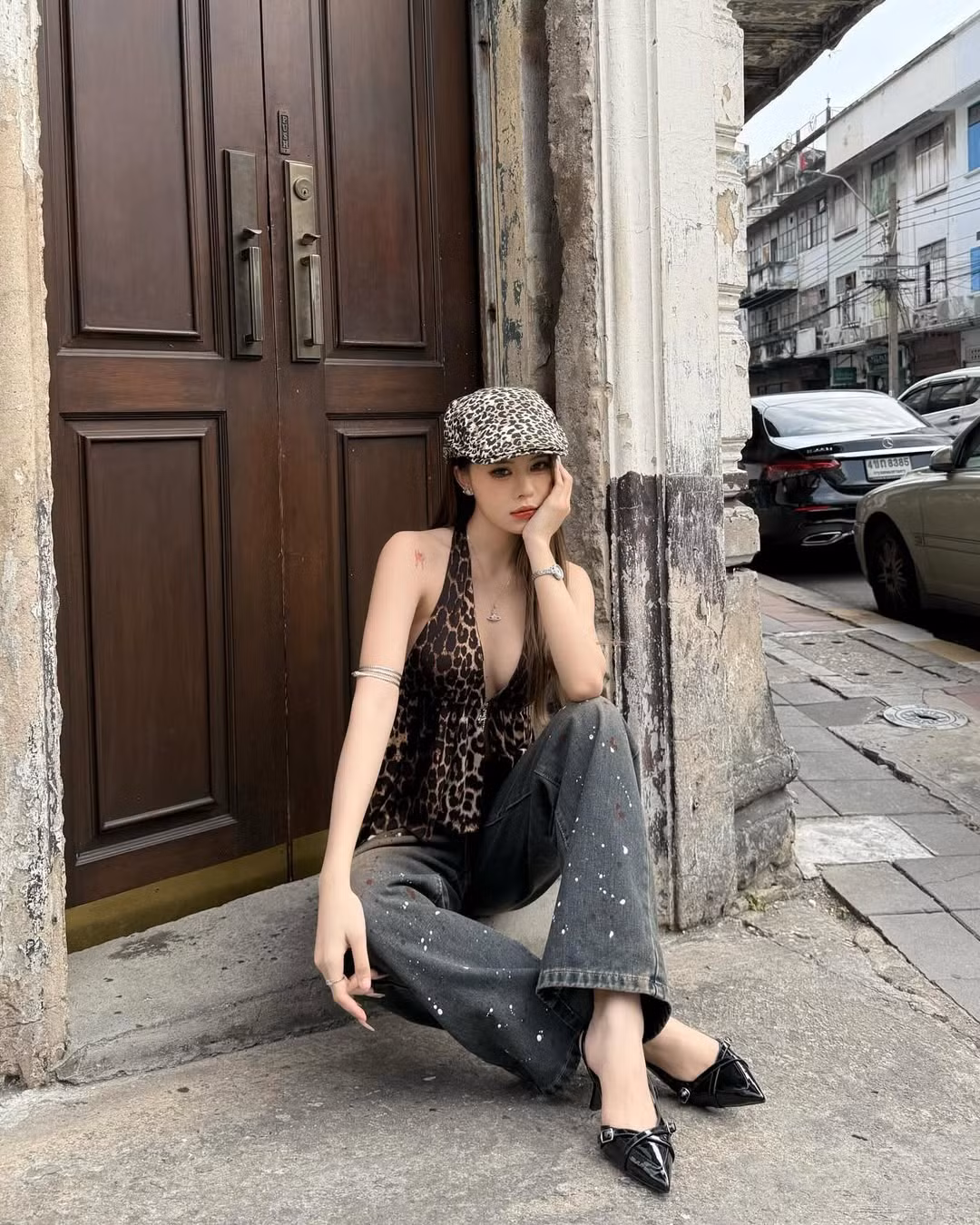 Dù chỉ tạo dáng bên một góc đường, Ngân Hà vẫn toát lên thần thái high fashion.