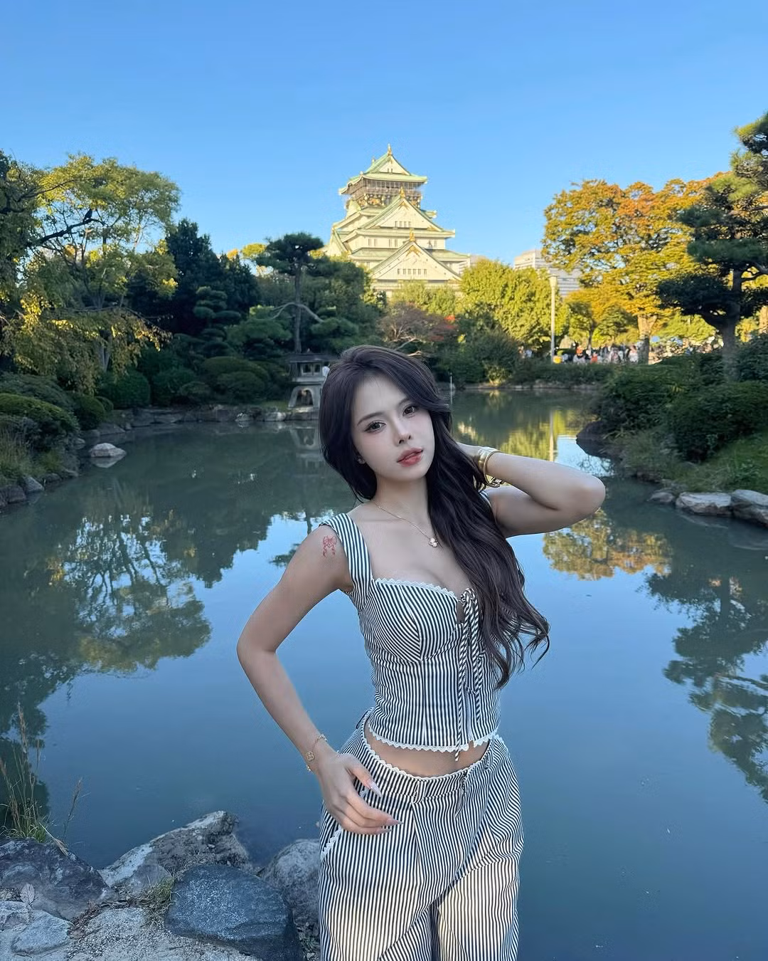 Cô nàng cũng vướng vào nhiều đồn đoán về việc phẫu thuật thẩm mỹ nâng ngực. Trước những lời đồn đoán đó, cô nàng vẫn giữ im lặng.