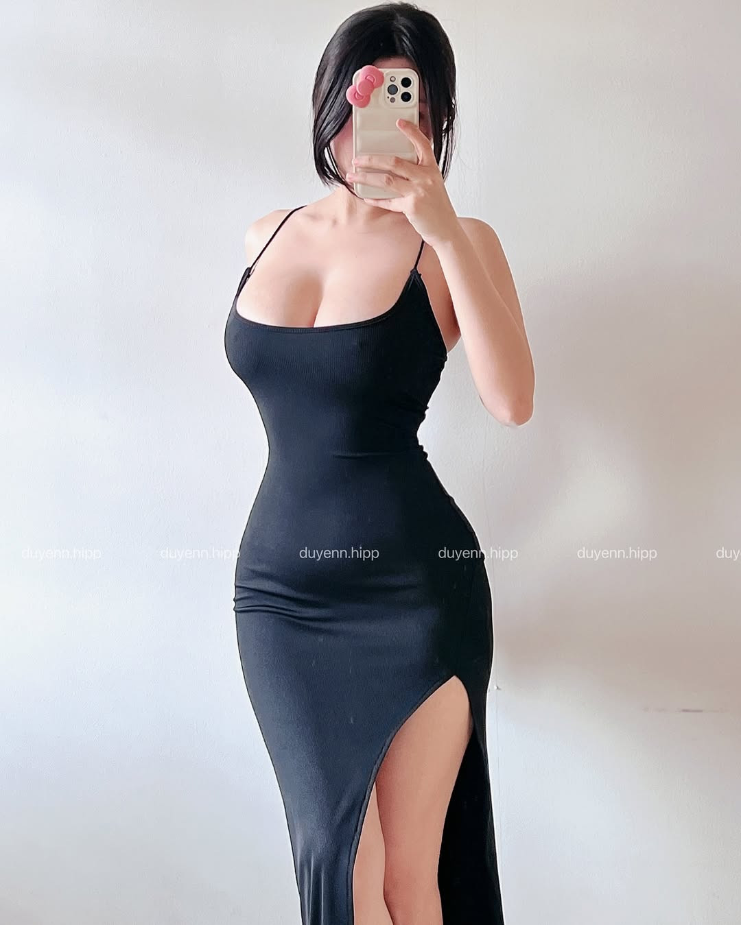 Trên trang cá nhân, cô nàng thường đăng tải những mẫu đồ do chính mình làm mẫu. Nhờ thân hình cực phẩm, mọi outfit được cô nàng diện đều lên dáng cực kỳ xinh đẹp.