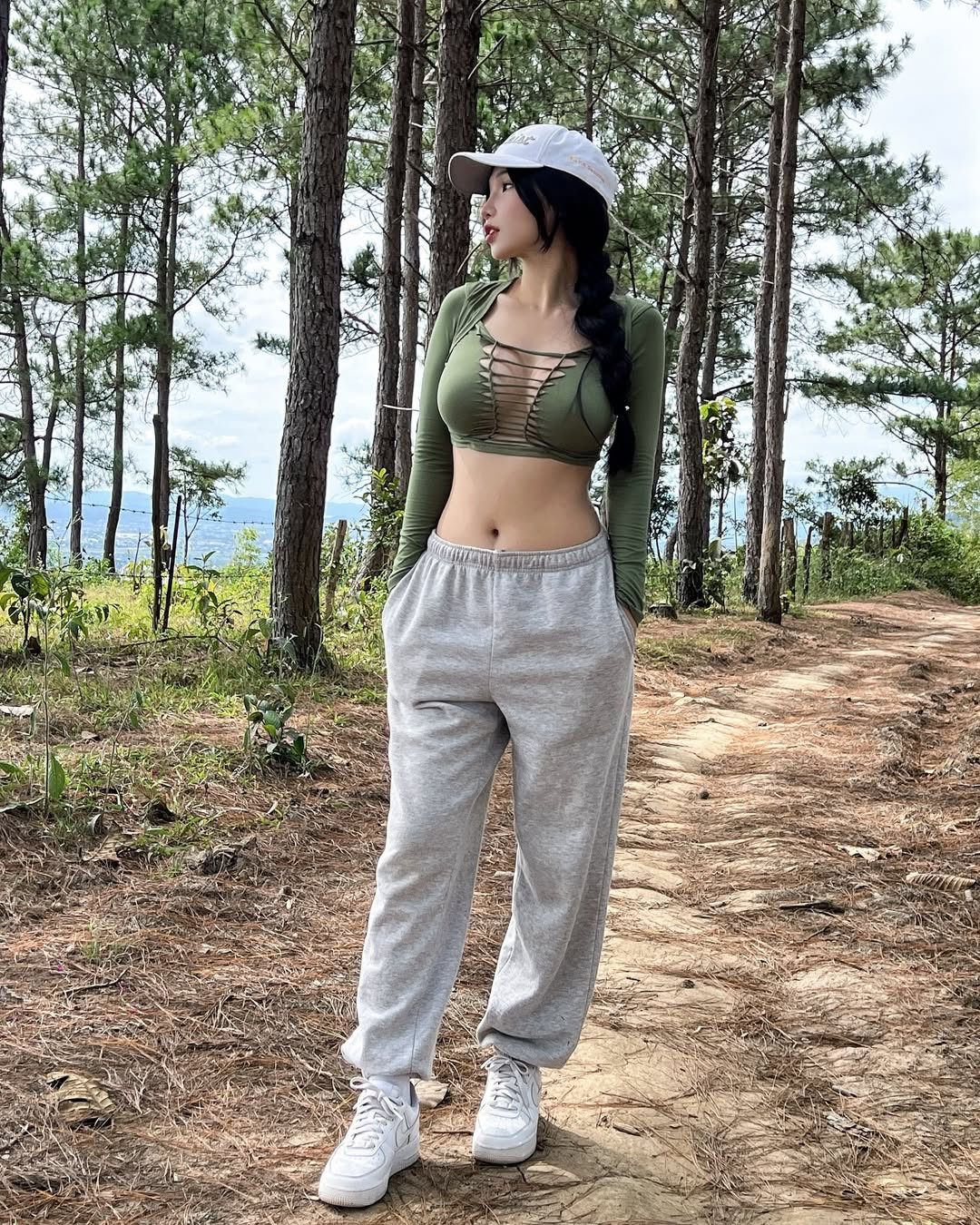 Đặc biệt, thiết kế áo đan dây ở phần ngực giúp cô nàng khoe vòng 1 cực khủng.