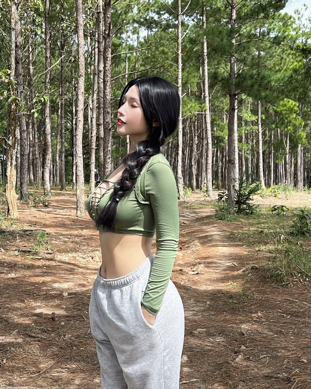 Nàng hot girl lựa chọn trang phục giản đơn với quần thun, áo croptop ngắn ôm sát lấy cơ thể, khoe vòng eo con kiến "siêu thực".