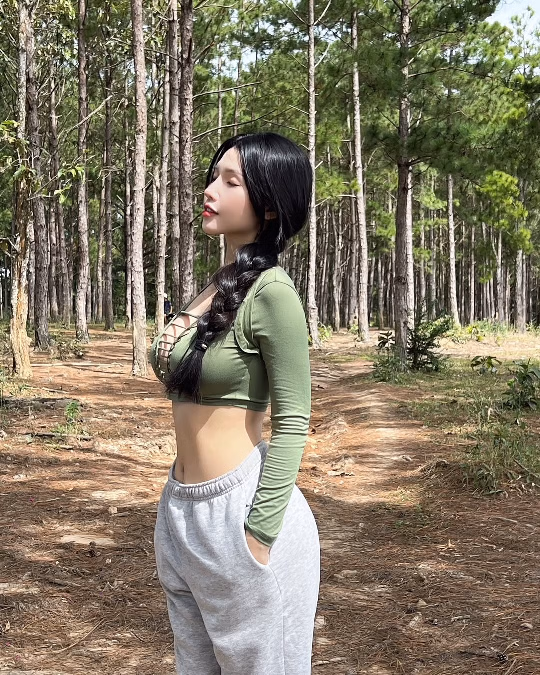 Nàng hot girl lựa chọn trang phục giản đơn với quần thun, áo croptop ngắn ôm sát lấy cơ thể, khoe vòng eo con kiến "siêu thực".