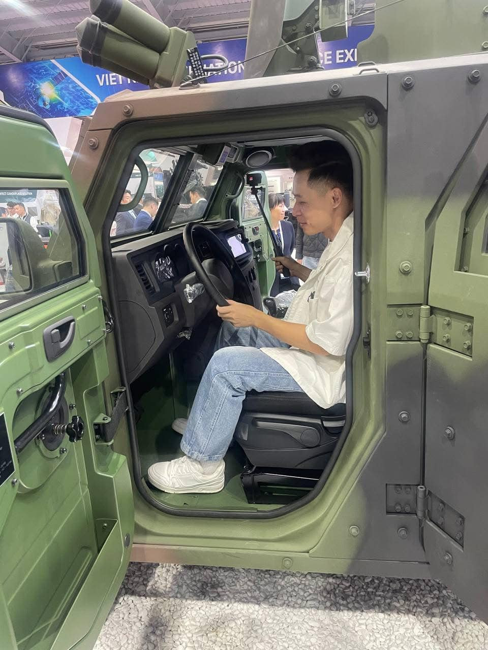 Hình ảnh Độ Mixi xuất hiện cùng các trang thiết bị quân sự hiện đại được chia sẻ rộng rãi cũng góp phần tăng độ phủ sóng của Triển lãm Quốc phòng.