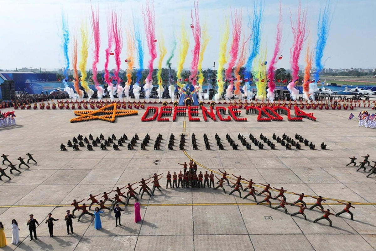 Một trong những điểm nhấn thu hút người xem là hoạt động trình diễn nghệ thuật của hàng nghìn cán bộ chiến sĩ của Quân đội nhân dân Việt Nam với nhiều tiết mục đẹp mắt.