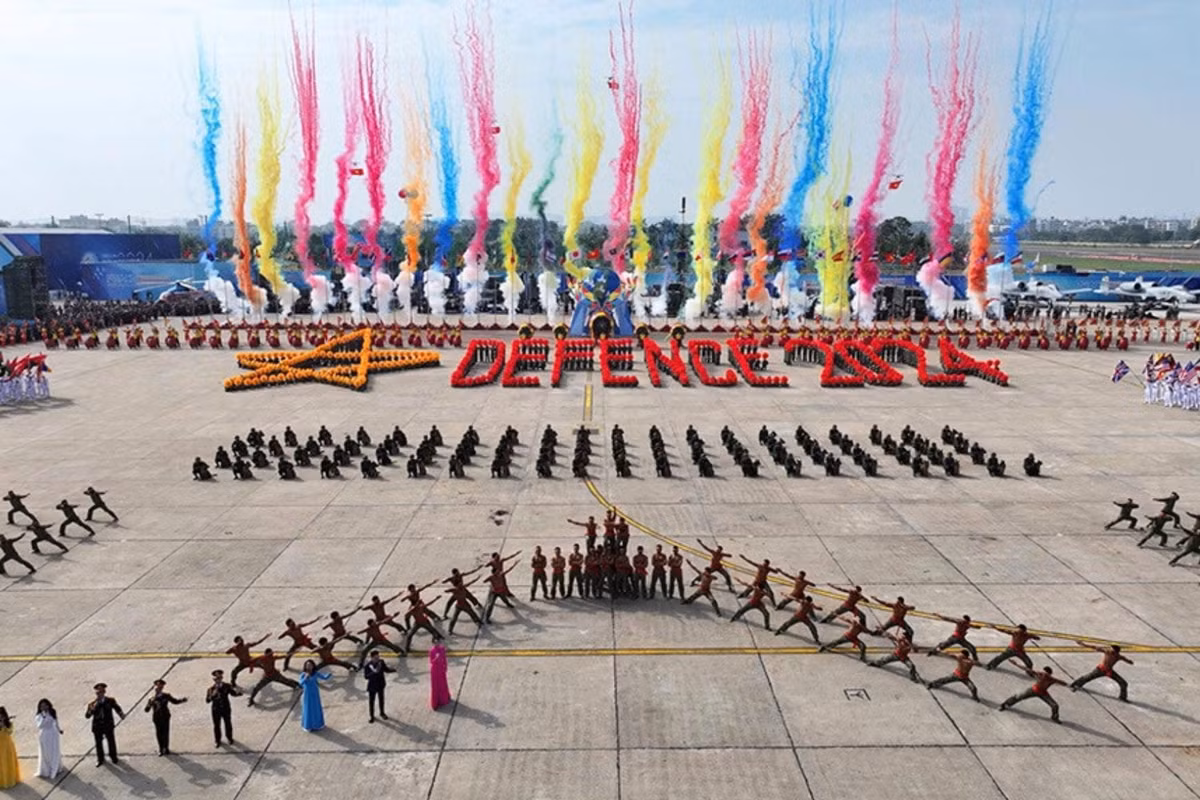 Một trong những điểm nhấn thu hút người xem là hoạt động trình diễn nghệ thuật của hàng nghìn cán bộ chiến sĩ của Quân đội nhân dân Việt Nam với nhiều tiết mục đẹp mắt.