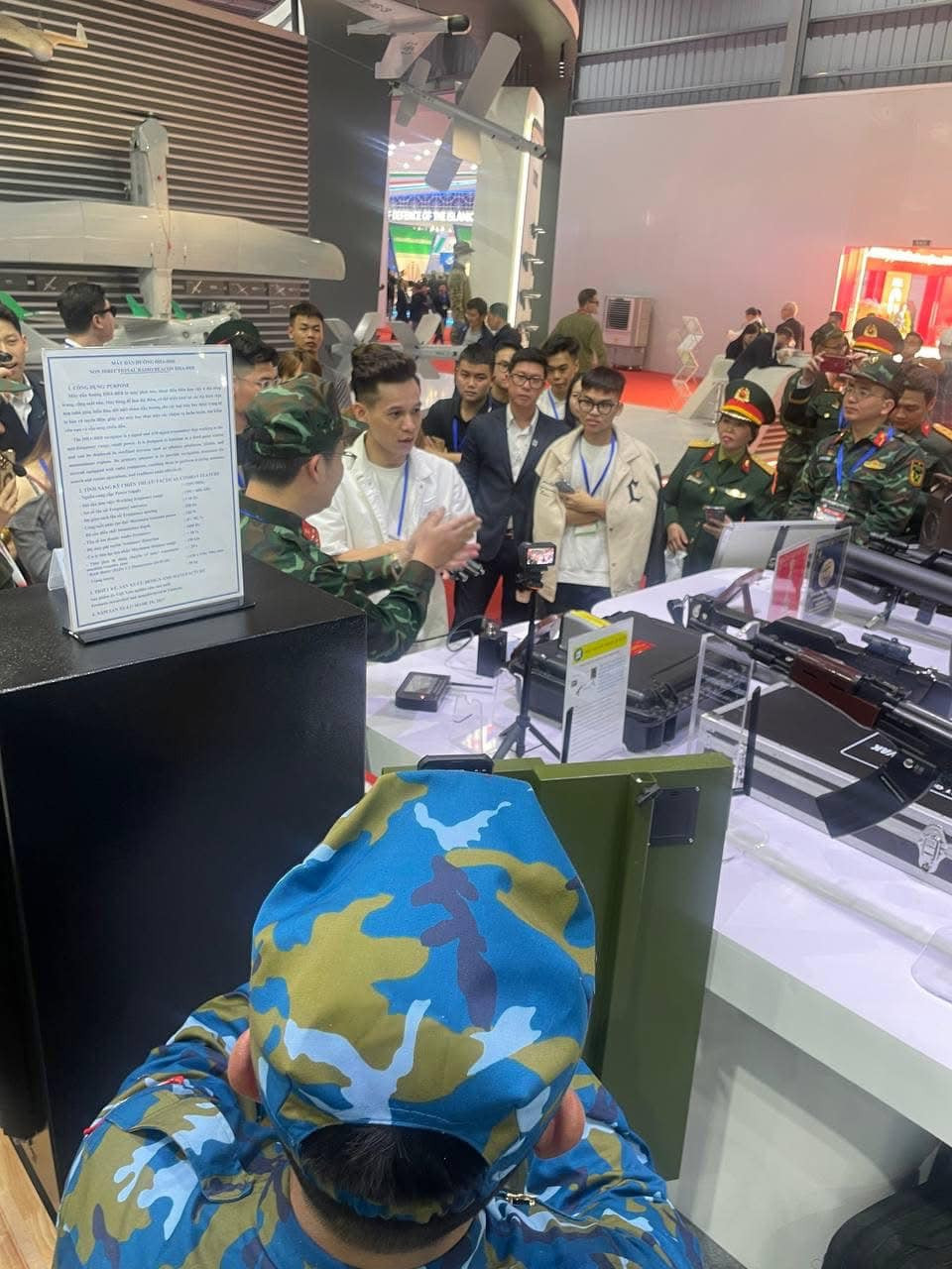 Bên cạnh Độ Mixi, nhiều bạn trẻ có tầm ảnh hưởng khác như Đặng Thu Hà (SChannel), các nàng hậu Thùy Tiên, Thanh Thủy và Bảo Ngọc cũng xuất hiện tại sự kiện.