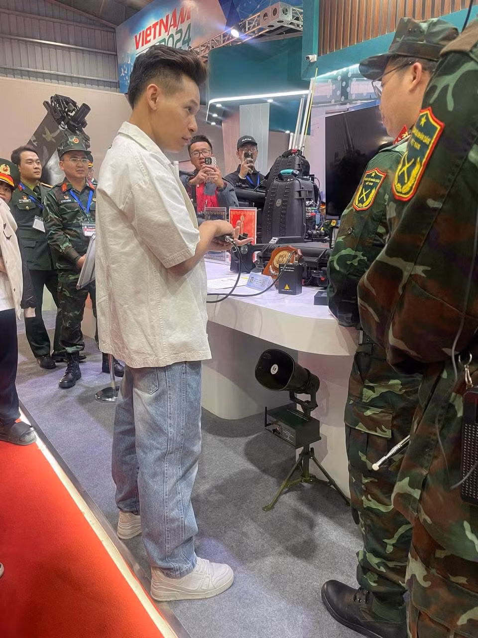 Nhiều người cho rằng, Độ Mixi - đại diện cho thế hệ trẻ có sự ảnh hưởng nhất định trên mạng xã hội, đã giúp thu hút sự quan tâm của giới trẻ đến những vấn đề quốc phòng, an ninh. Qua đó, các bạn trẻ có cơ hội tìm hiểu về lịch sử, truyền thống và những thành tựu của quân đội nhân dân Việt Nam.