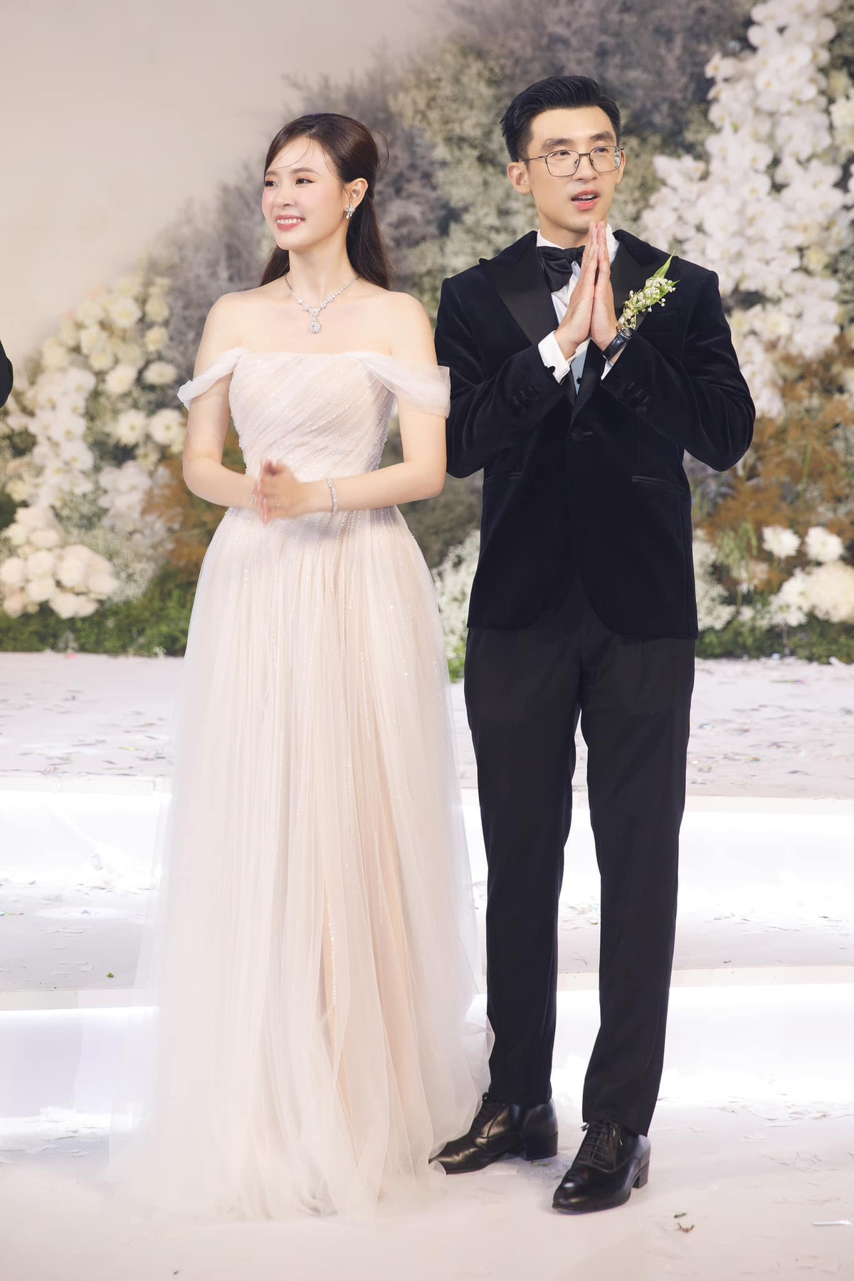 Tháng 6 vừa rồi, Midu chính thức lên xe hoa với một đám cưới lộng lẫy, xa hoa, cùng sự có mặt của rất nhiều bạn bè, người nổi tiếng.