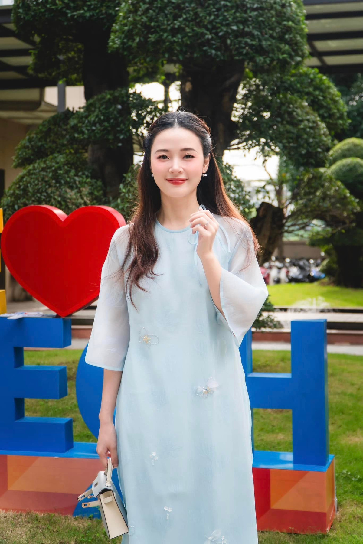 Người đẹp được nhiều khán giả khen đa tài. Ngoài làng giải trí, cô làm kinh doanh với thương hiệu thời trang, mỹ phẩm riêng, từng mở nhiều cửa hàng, đại lý phân phối.