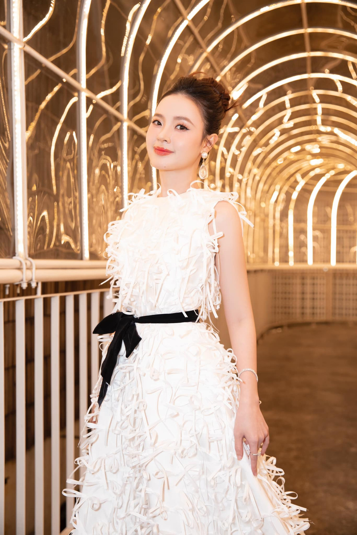 Từ danh xưng "hot girl đi diễn", cô nàng đã dần thoát được cái mác bình hoa di động, được nhiều khán giả công nhận là diễn viên có khả năng diễn xuất tốt.