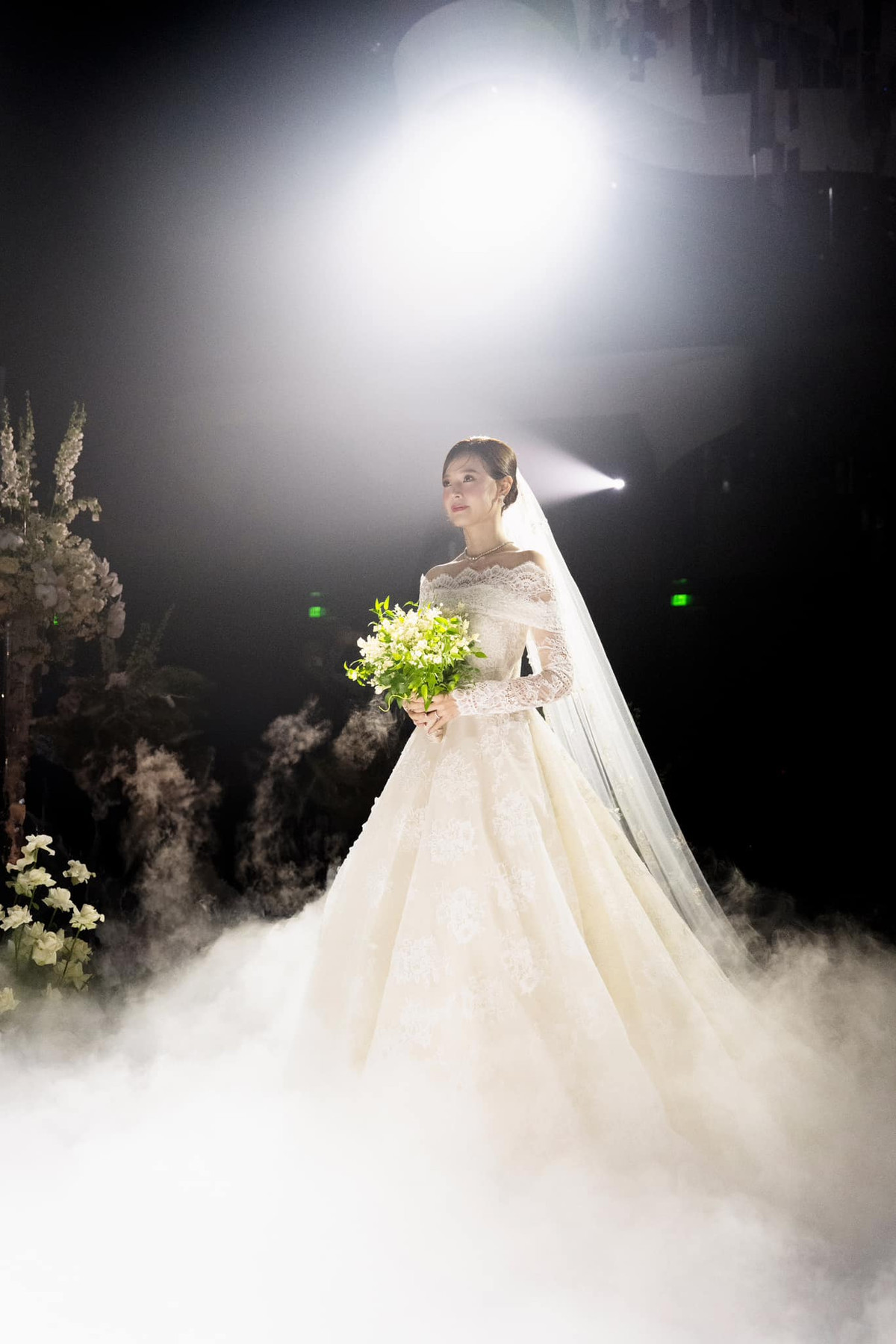 Chồng cô tên đầy đủ là Trần Duy Minh Đạt, kém Midu một tuổi, sinh ra trong gia đình nổi tiếng về ngành nhựa, sở hữu một tập đoàn lớn. Sau tốt nghiệp thạc sĩ tại Mỹ, anh về nước làm việc cho công ty của gia đình.