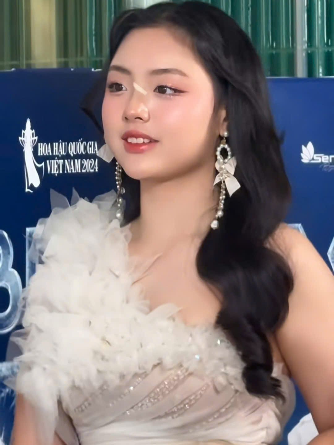 Cô bạn gây ấn tượng với gương mặt xinh xắn ngọt ngào, trong trẻo.