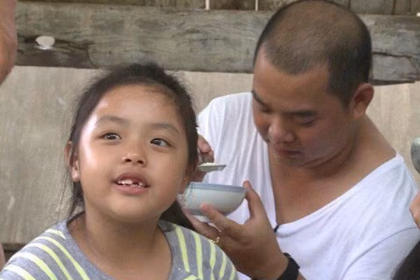 Trong mùa đầu tiên của show thực tế Bố Ơi! Mình Đi Đâu Thế? phát sóng năm 2014, Suti - con gái út của nhạc sĩ Minh Khang và siêu mẫu Thúy Hạnh năm đó mới 6 tuổi nhưng đã rất được khán giả yêu thích nhờ tính cách ngoan ngoãn, đáng yêu, thỉnh thoảng hơi mít ướt.