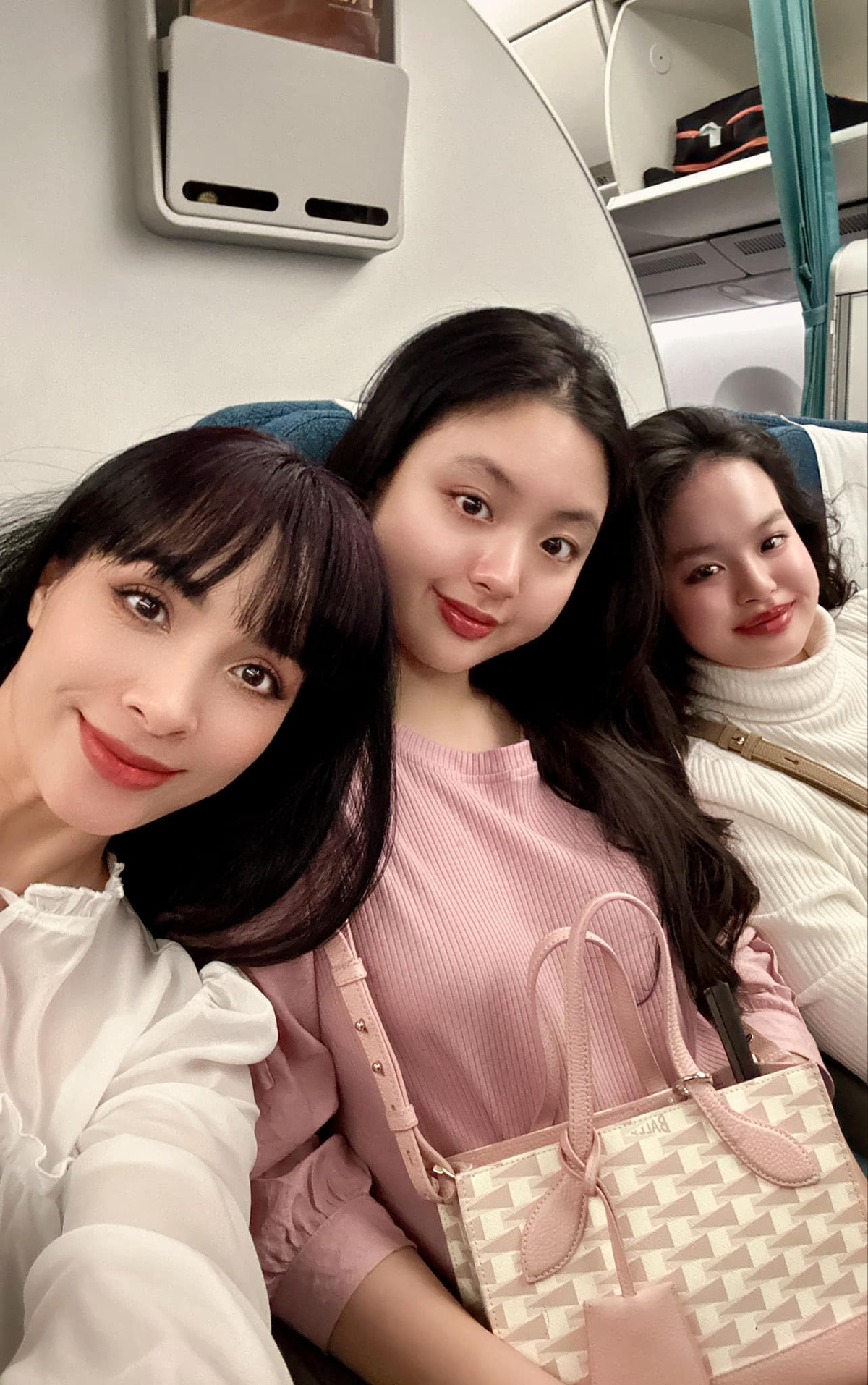 Còn bây giờ, Suti đã là thiếu nữ sắp tròn 16 tuổi với nhan sắc ngày càng xinh đẹp, thần thái ngọt ngào đáng yêu.