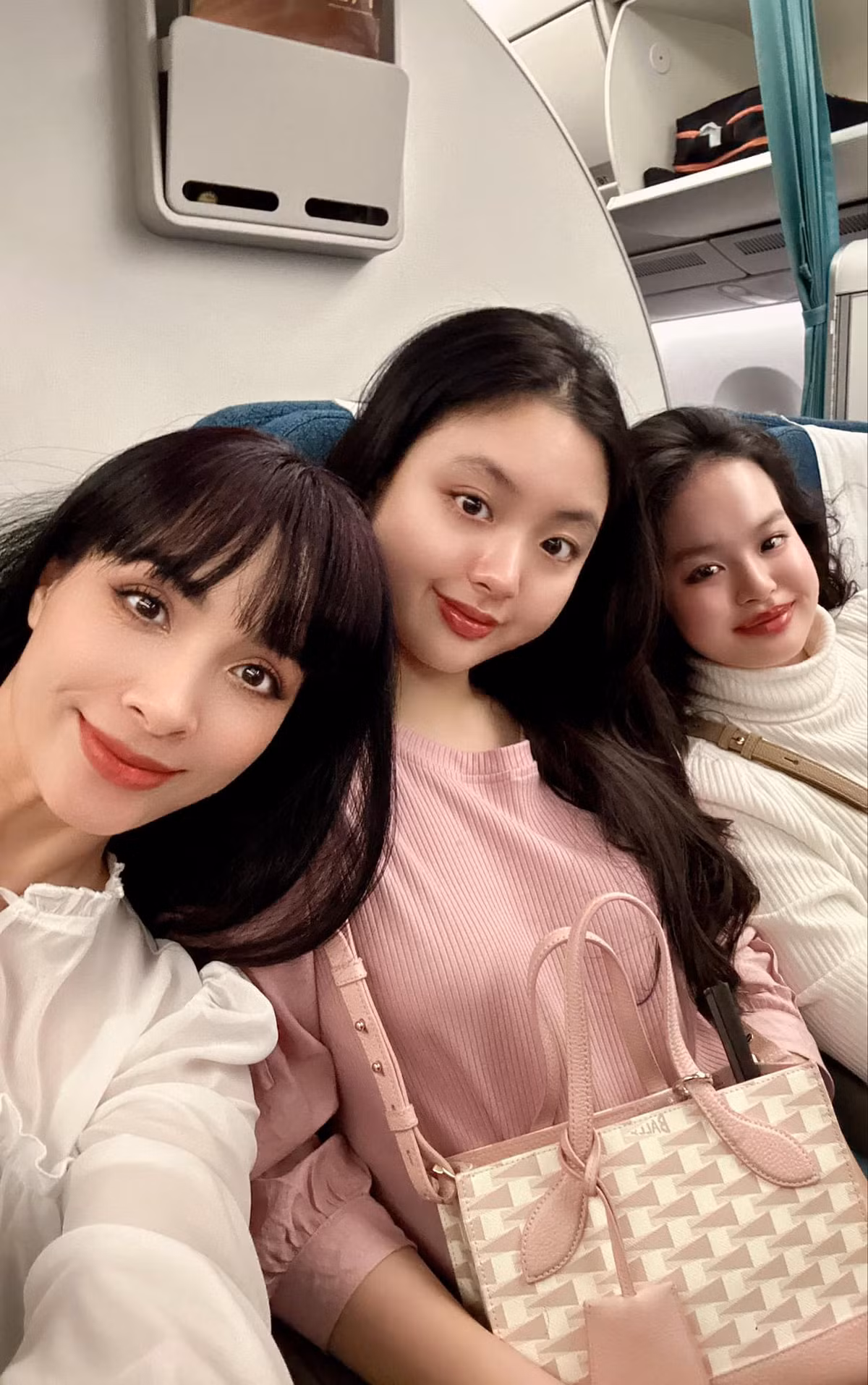 Còn bây giờ, Suti đã là thiếu nữ sắp tròn 16 tuổi với nhan sắc ngày càng xinh đẹp, thần thái ngọt ngào đáng yêu.