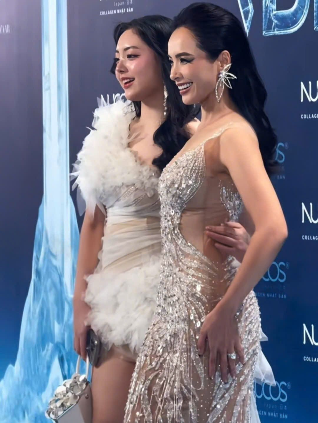 Đứng cạnh bên mẹ là siêu mẫu nhưng Suti không hề thua kém mẹ quá nhiều về chiều cao, điều này khiến nhiều người cho rằng chiều cao của Suti cũng phải trên dưới 1m7.