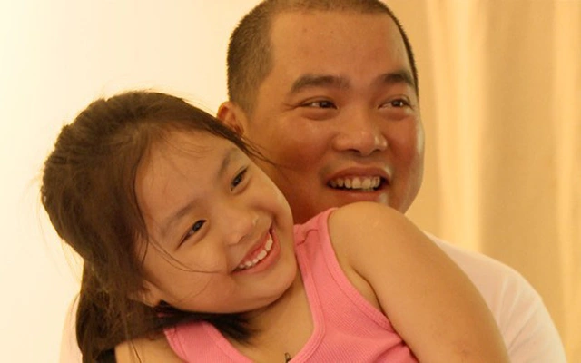 Cô bé với vóc dáng mũm mĩm, đôi mắt to tròn, nói chuyện vô cùng lễ phép đã để lại ấn tượng trong lòng người xem.