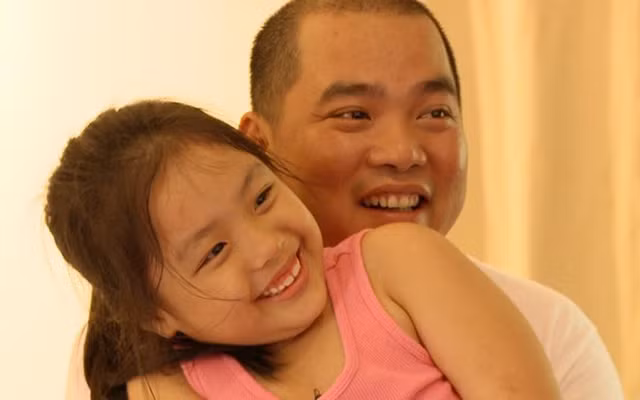 Cô bé với vóc dáng mũm mĩm, đôi mắt to tròn, nói chuyện vô cùng lễ phép đã để lại ấn tượng trong lòng người xem.