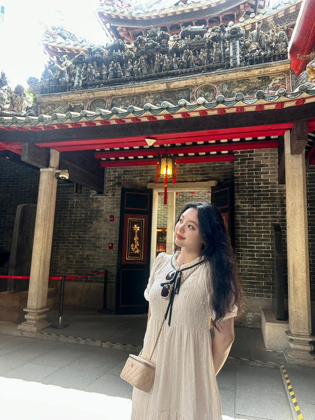 Suti còn có gu ăn mặc rất điệu đà nữ tính. Trong các chuyến du lịch, cô bạn thường chọn váy áo có nhiều chi tiết như xếp ly, nhún bèo, họa tiết hoa hoặc váy voan.