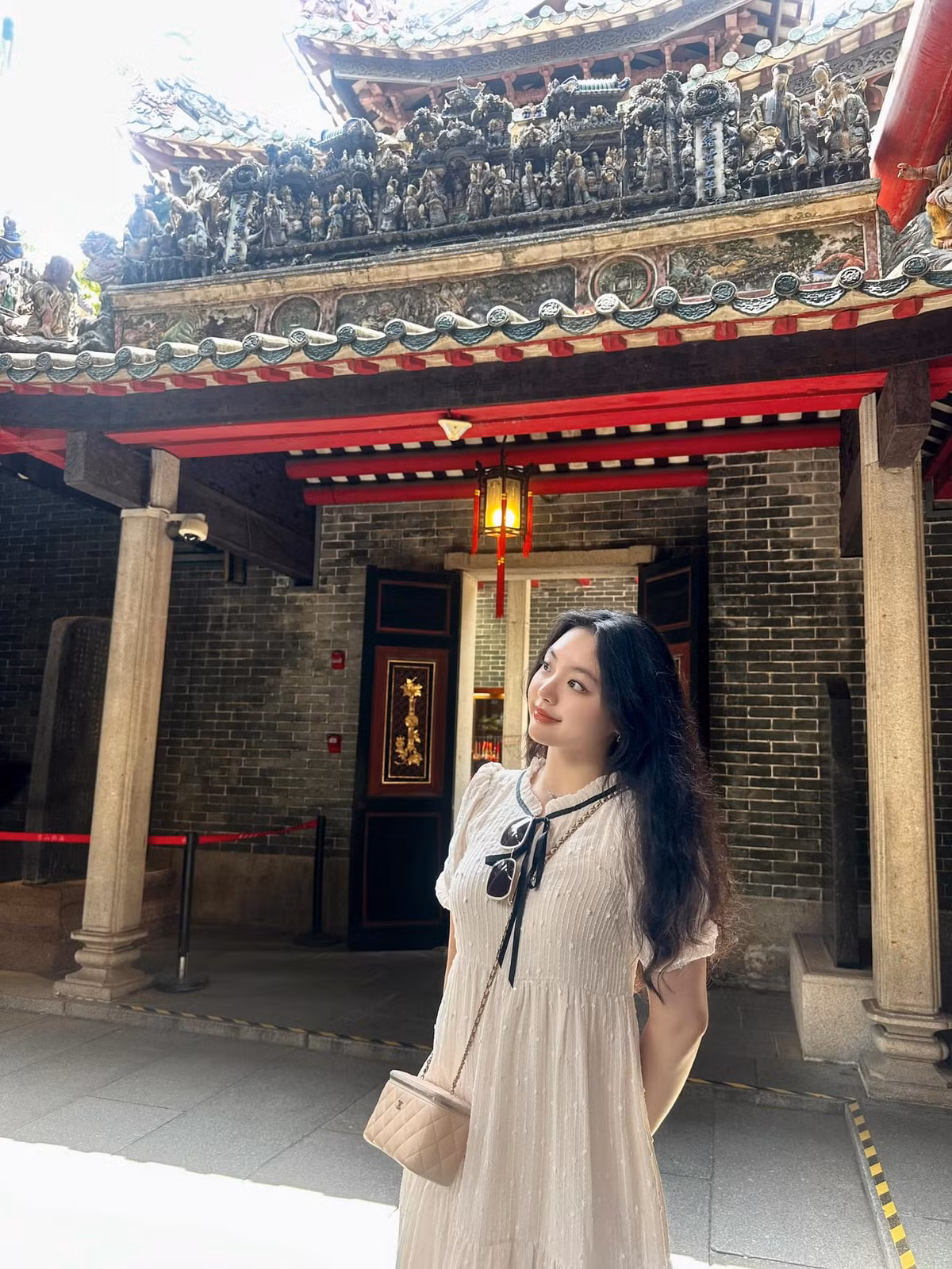 Suti còn có gu ăn mặc rất điệu đà nữ tính. Trong các chuyến du lịch, cô bạn thường chọn váy áo có nhiều chi tiết như xếp ly, nhún bèo, họa tiết hoa hoặc váy voan.