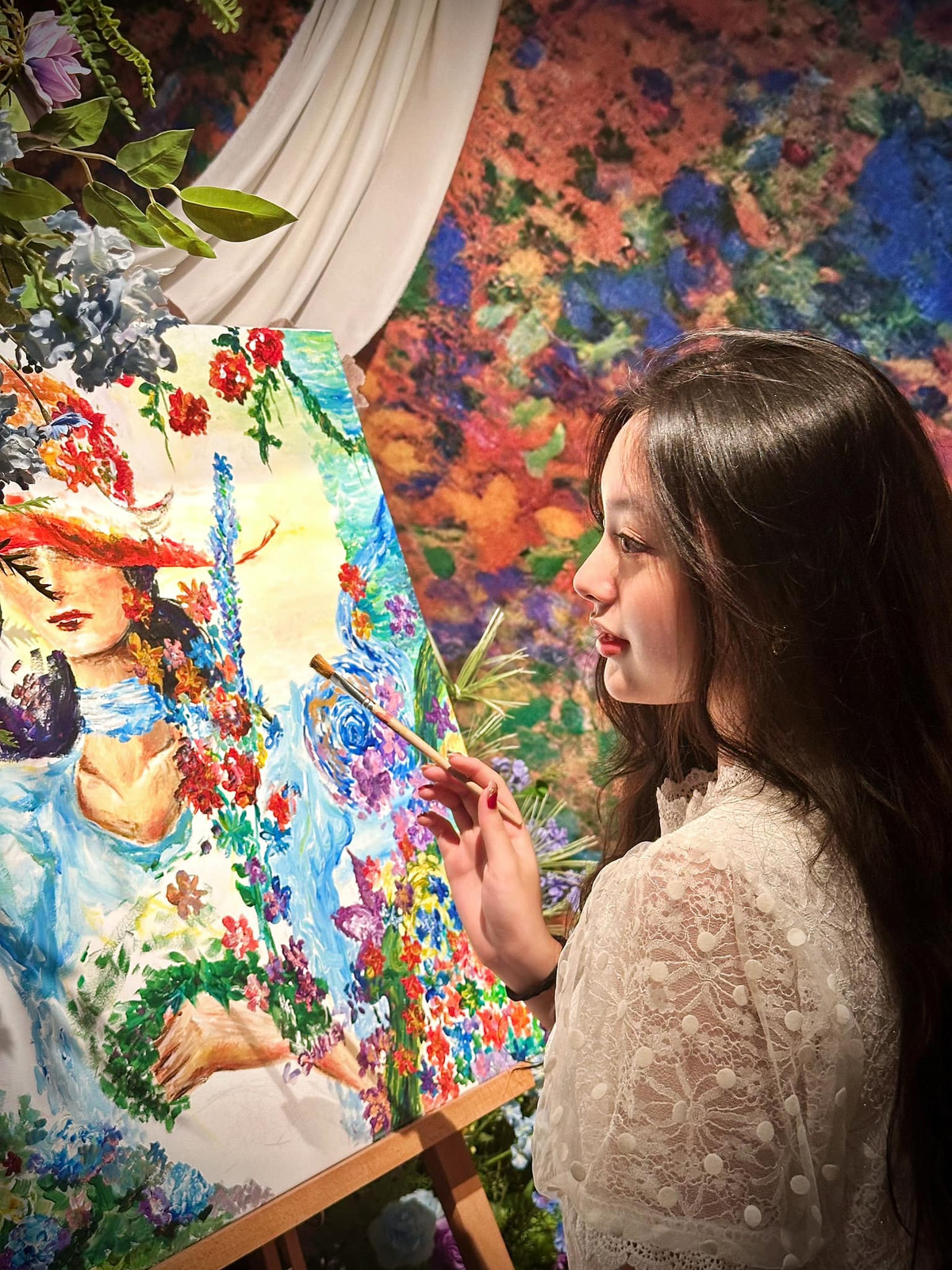 Suti có niềm đam mê nghệ thuật, yêu thích thời trang.