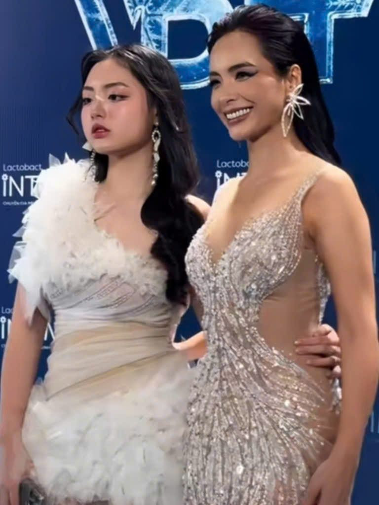 Xuất hiện tại thảm đỏ sự kiện, Suti lựa chọn chiếc váy ngắn màu trắng với thiết kế xòe bồng chân đi tiệc cùng lớp make-up tone hồng ngọt ngào.