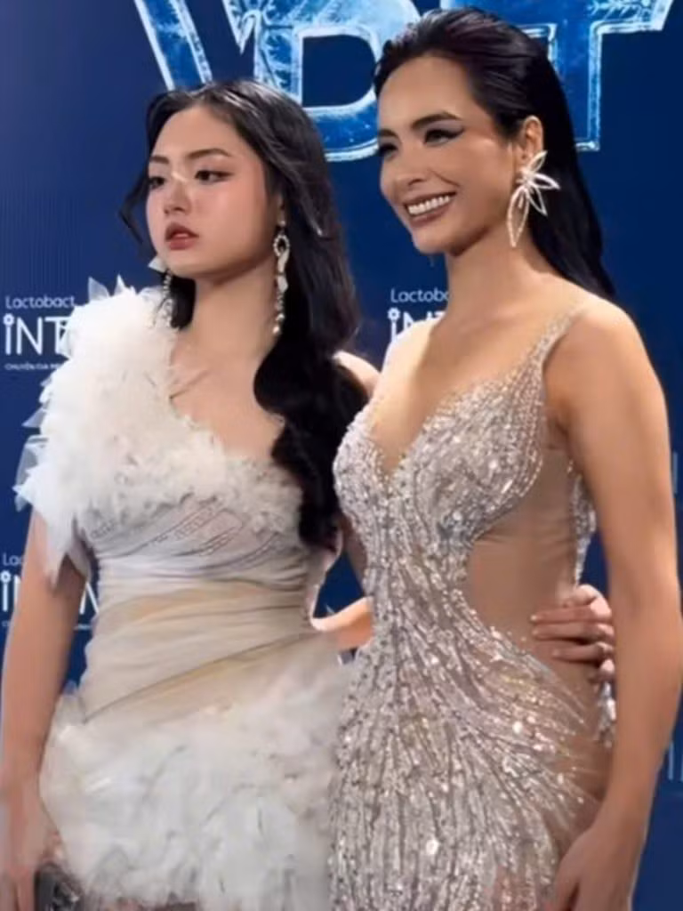 Xuất hiện tại thảm đỏ sự kiện, Suti lựa chọn chiếc váy ngắn màu trắng với thiết kế xòe bồng chân đi tiệc cùng lớp make-up tone hồng ngọt ngào.