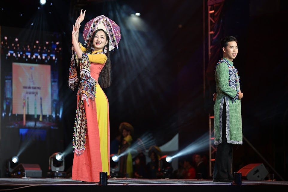 Dàn trai xinh gái đẹp “Tài sắc Phương Đông“ tỏa sáng trên sân khấu - Hình 6 Dan trai xinh gai dep “Tai sac Phuong Dong“ toa sang tren san khau-Hinh-6