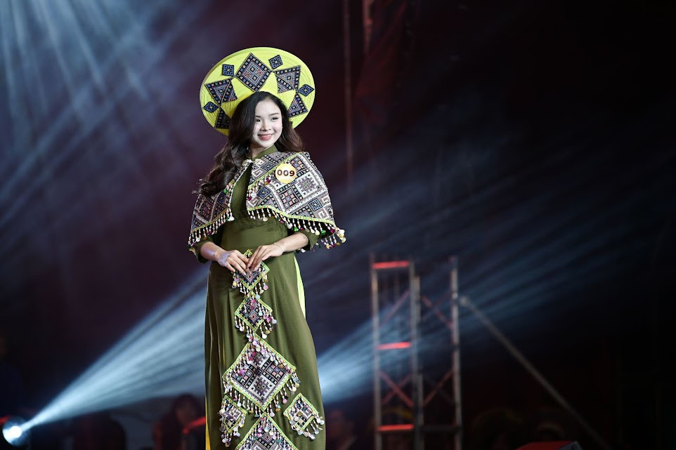 Dàn trai xinh gái đẹp “Tài sắc Phương Đông“ tỏa sáng trên sân khấu - Hình 5 Dan trai xinh gai dep “Tai sac Phuong Dong“ toa sang tren san khau-Hinh-5