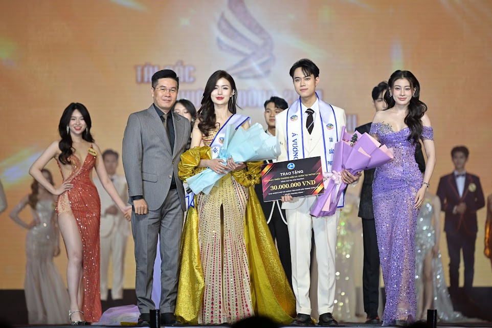 Dàn trai xinh gái đẹp “Tài sắc Phương Đông“ tỏa sáng trên sân khấu - Hình 9 Dan trai xinh gai dep “Tai sac Phuong Dong“ toa sang tren san khau-Hinh-9