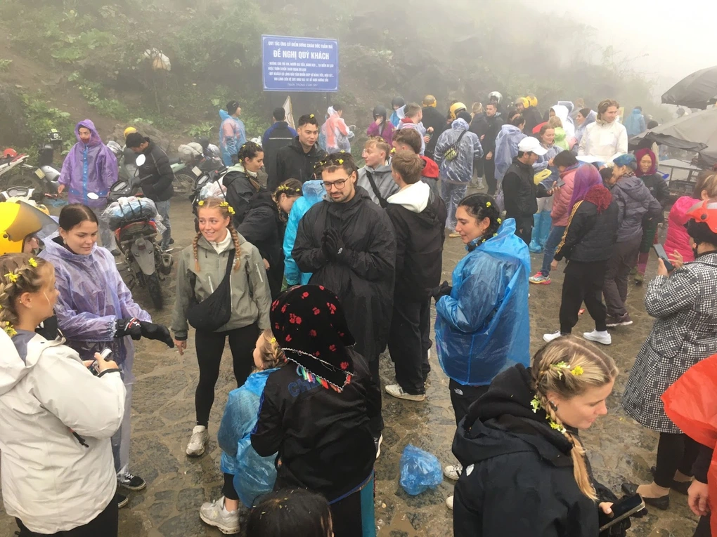 Những hình ảnh đáng yêu đó gợi nhiều người nhớ đến một hình ảnh khác. Cách đây ít tháng, đoạn video ghi lại khung cảnh các em nhỏ ở Hà Giang đang tết tóc cho các vị khách Tây khiến người xem cảm thấy vô cùng thích thú. (Ảnh: hieu.nong.ctv)