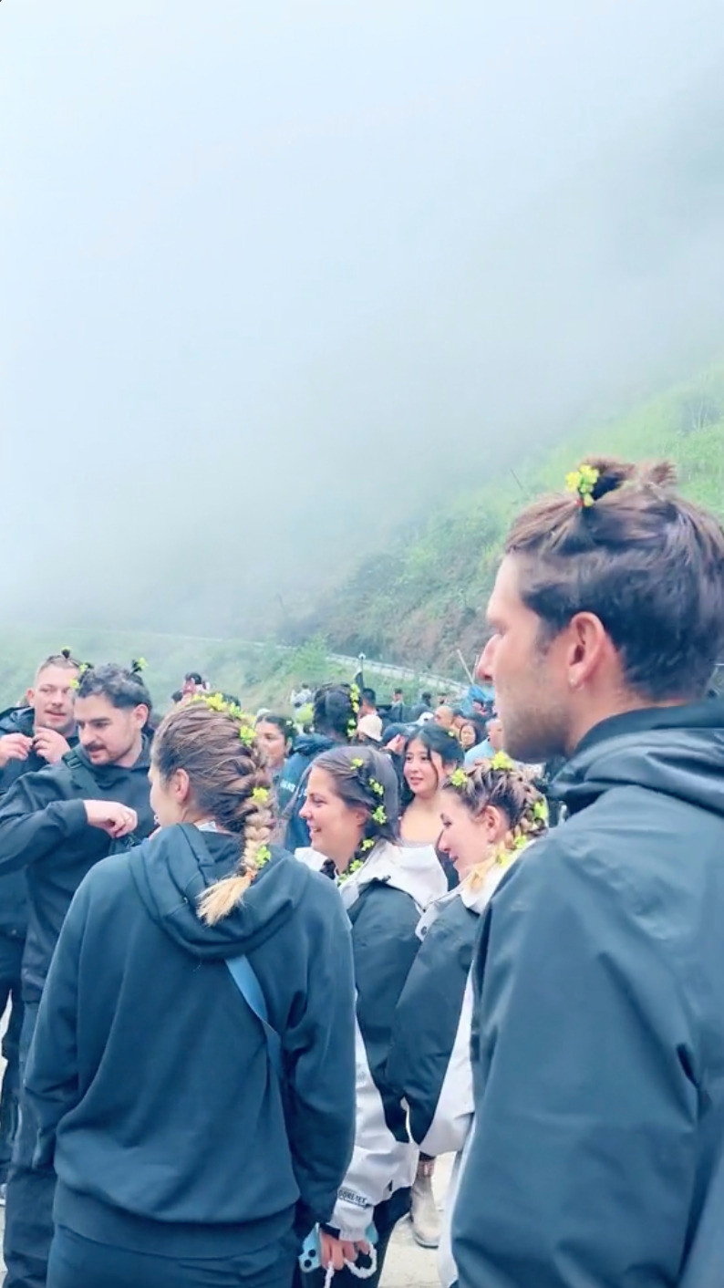 Những hành động nhỏ như tặng hoa, hay tết tóc cho các vị khách Tây đã góp phần tô đẹp hình ảnh về con người, văn hóa đến bạn bè quốc tế. (Ảnh: tuantourhagiang)